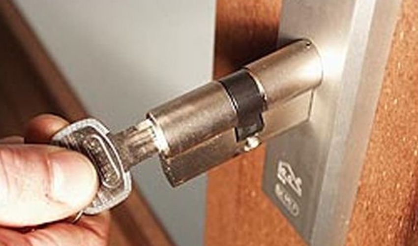 Vers gemonteerd slot bij een woning in de Stevenshof Vers gemonteerd slot bij een woning in de Stevenshof